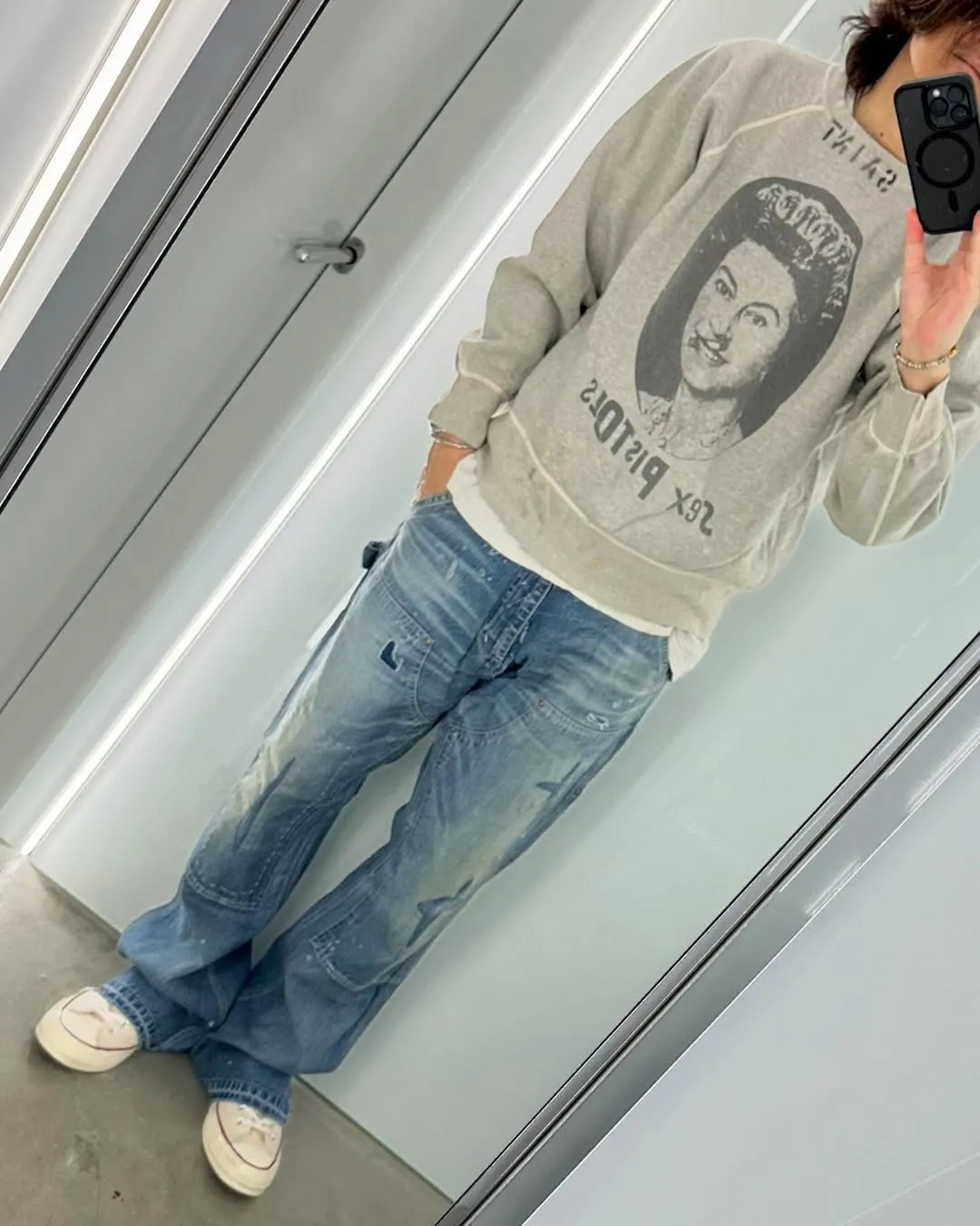 SAINT Mxxxxxx x SEX PISTOLS QUEEN SP_CREW SWT/GRAY band co-branded retro sweatshirt Queen's distressed sweatshirt with holes Distressed gray S-XL Retro distressed distressed hole wash treatment Hand-made graffiti treatment Factory four-needle six-thread boneless sewing Correct co-branded collar label/correct fruit label/wash water label/little angel label